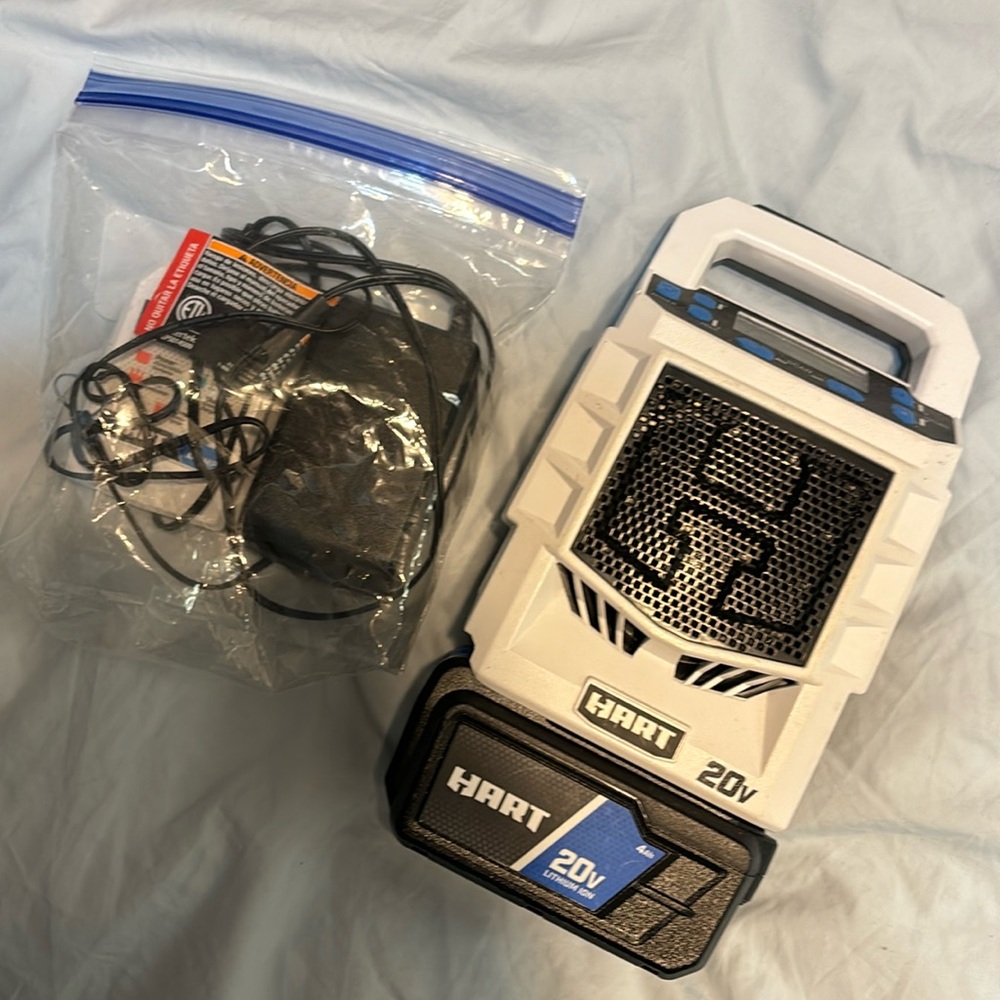 HART Tools Bluetooth radio with 4AH battery and charger